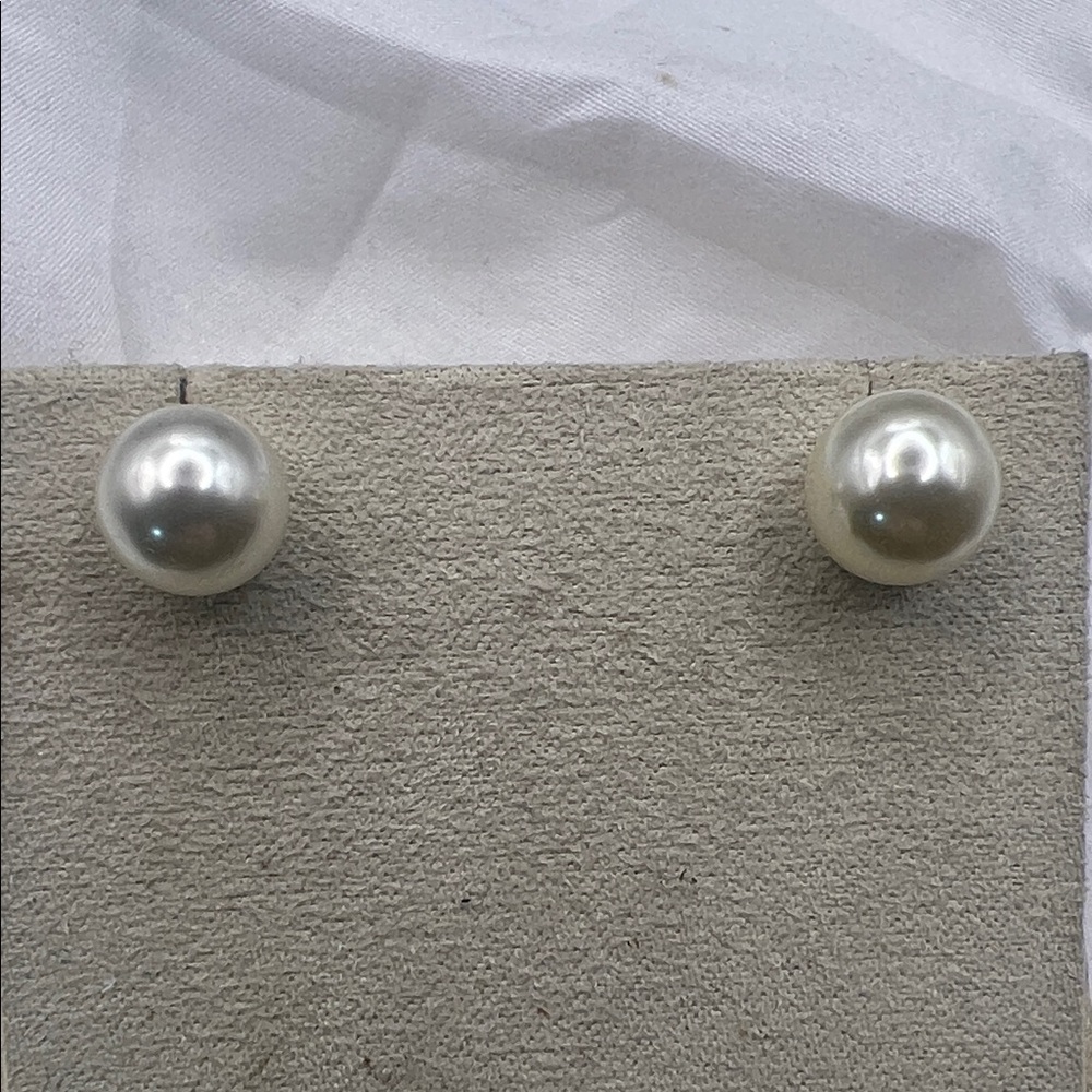 Elegant Pearl Stud Earrings..!